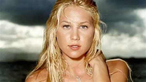 12 Iconic Photos of Tennis Player Anna Kournikova in Puerto。